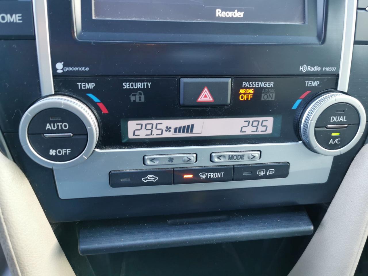 2014 Toyota Camry HYBRID XLE Photo