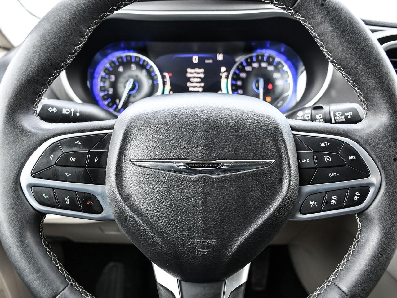 2023 Chrysler Pacifica TOURING L AWD Photo