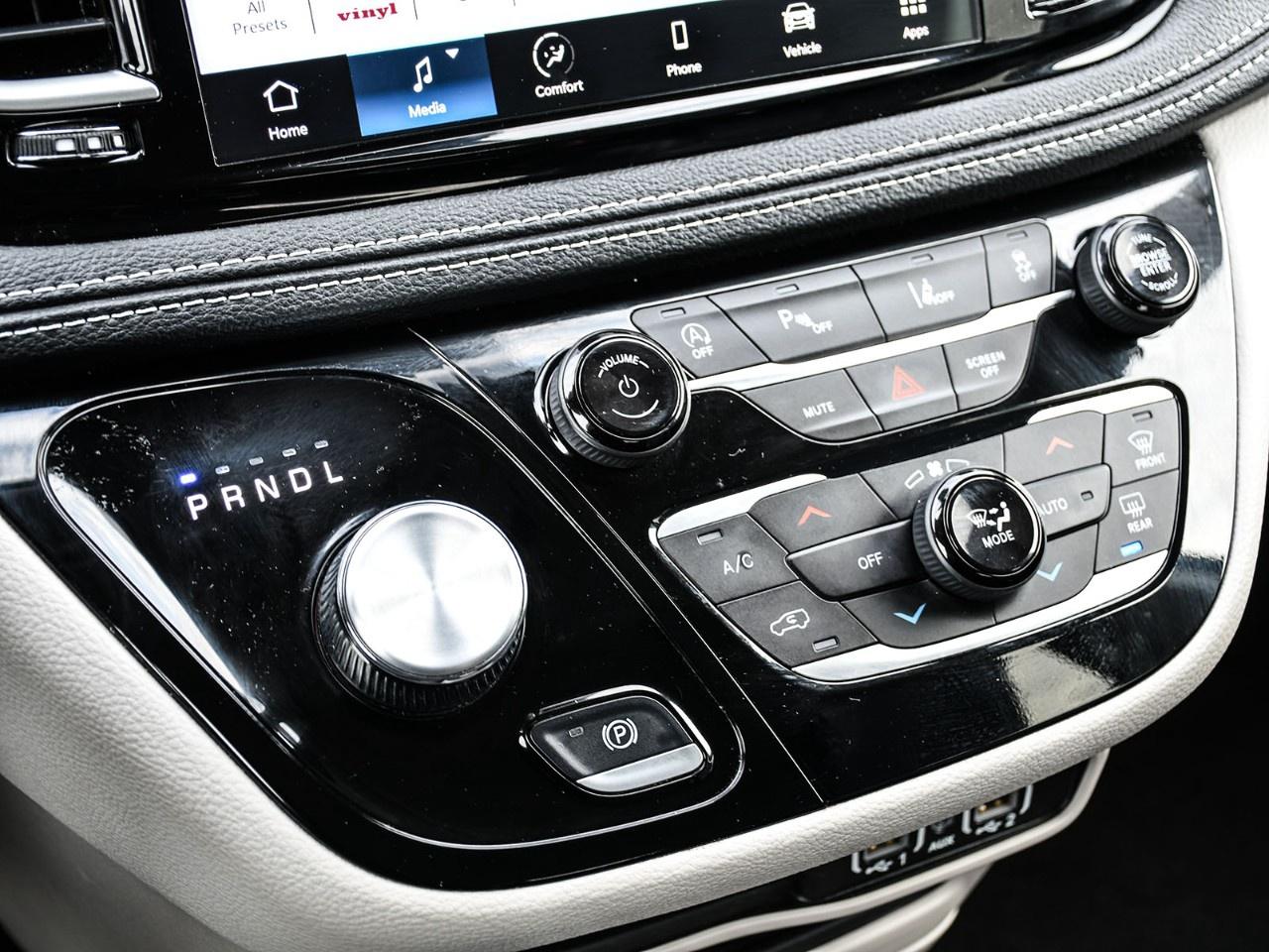 2023 Chrysler Pacifica TOURING L AWD Photo