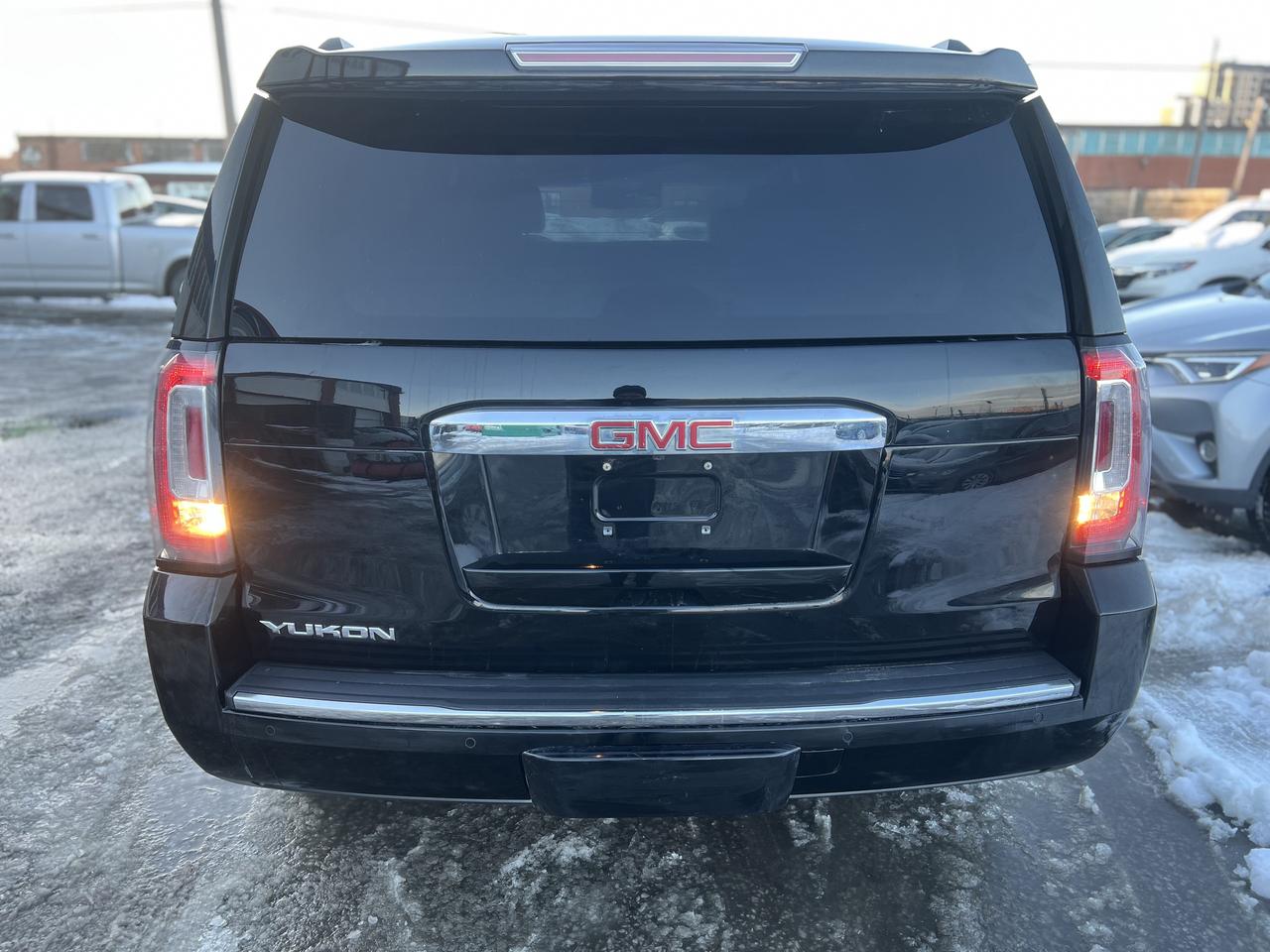 2017 GMC Yukon Denali Photo3