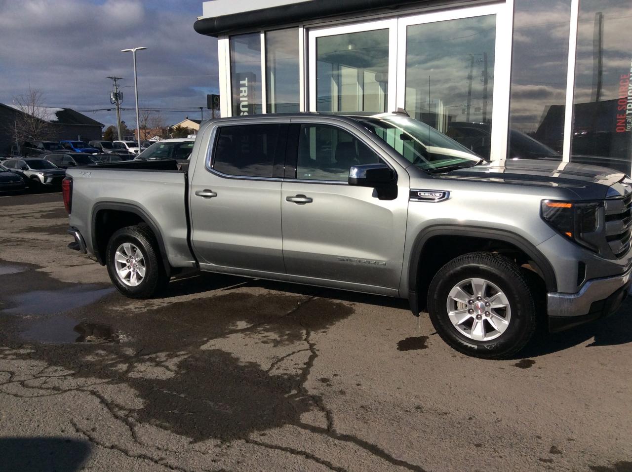 2024 GMC Sierra 1500 SLE Photo3