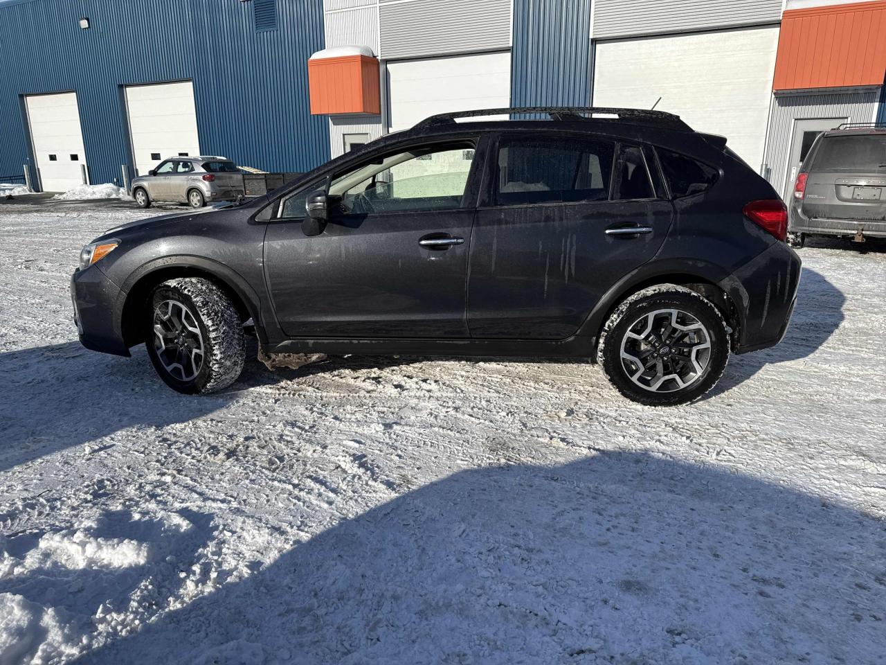 2016 Subaru Crosstrek 2.0i Limited Tech Pkg, AWD, LEATHER, SUNROOF, NAV! Photo
