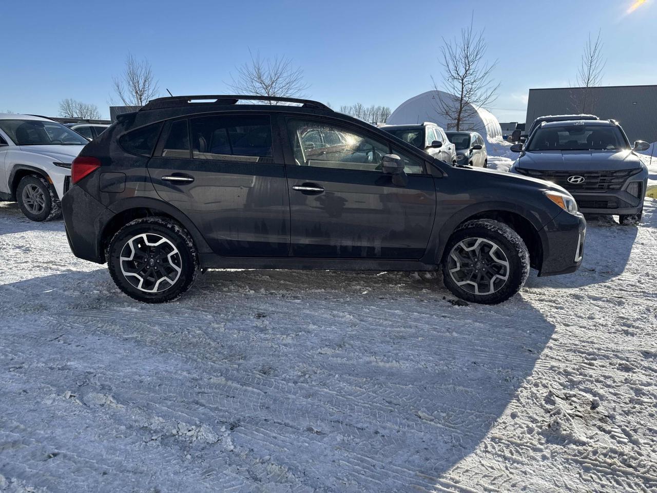 2016 Subaru Crosstrek 2.0i Limited Tech Pkg, AWD, LEATHER, SUNROOF, NAV! Photo