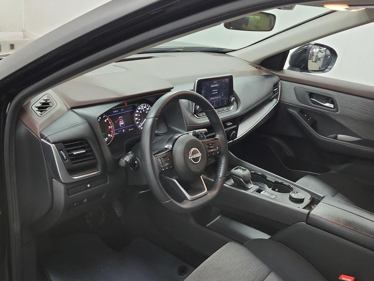 2023 Nissan Rogue SV MOONROOF Photo3