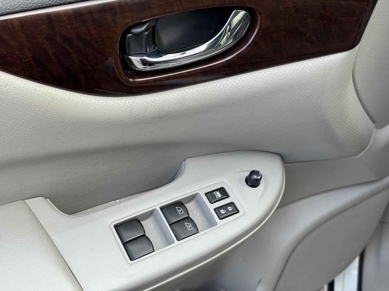 2012 Nissan Quest SL **LOW KM FOR YEAR** Photo