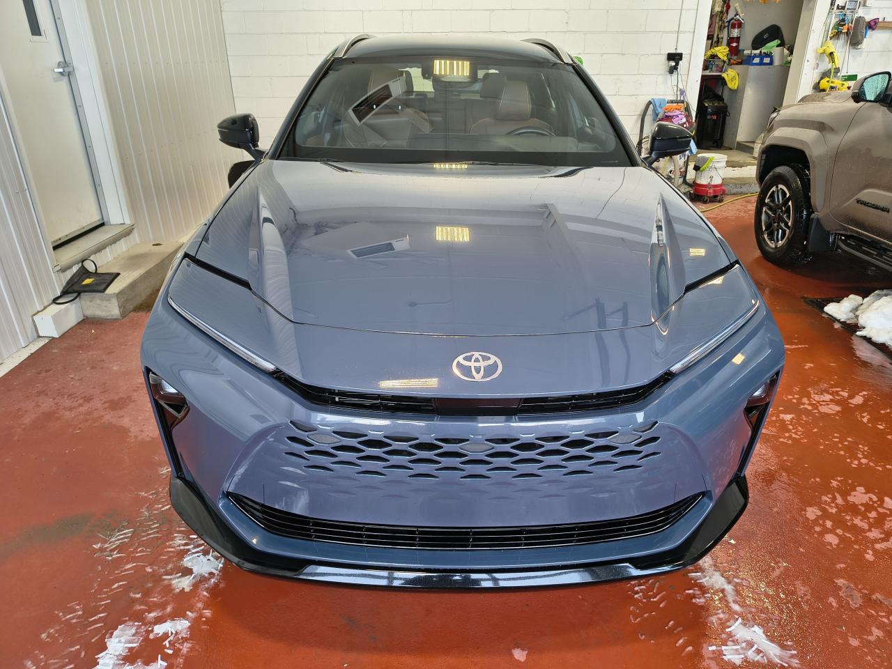 2025 Toyota Crown Signia Limited Photo0