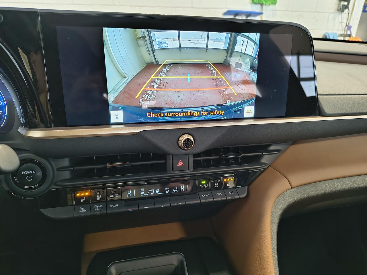 2025 Toyota Crown Signia Limited Photo0