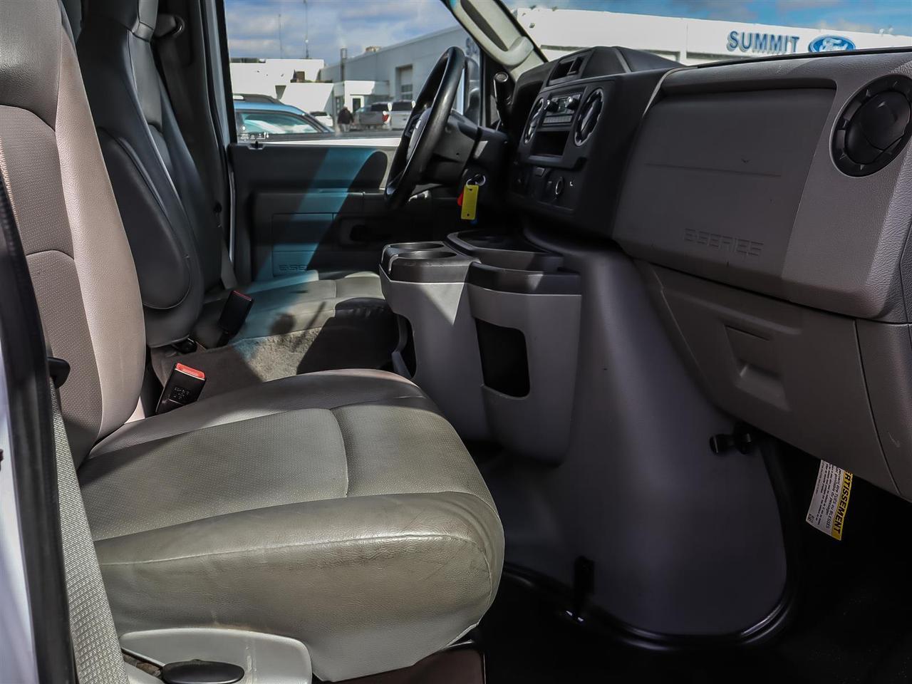 2021 Ford E450 Cutaway Power Lift Gate | 16' Cube Van | Low KM | Photo