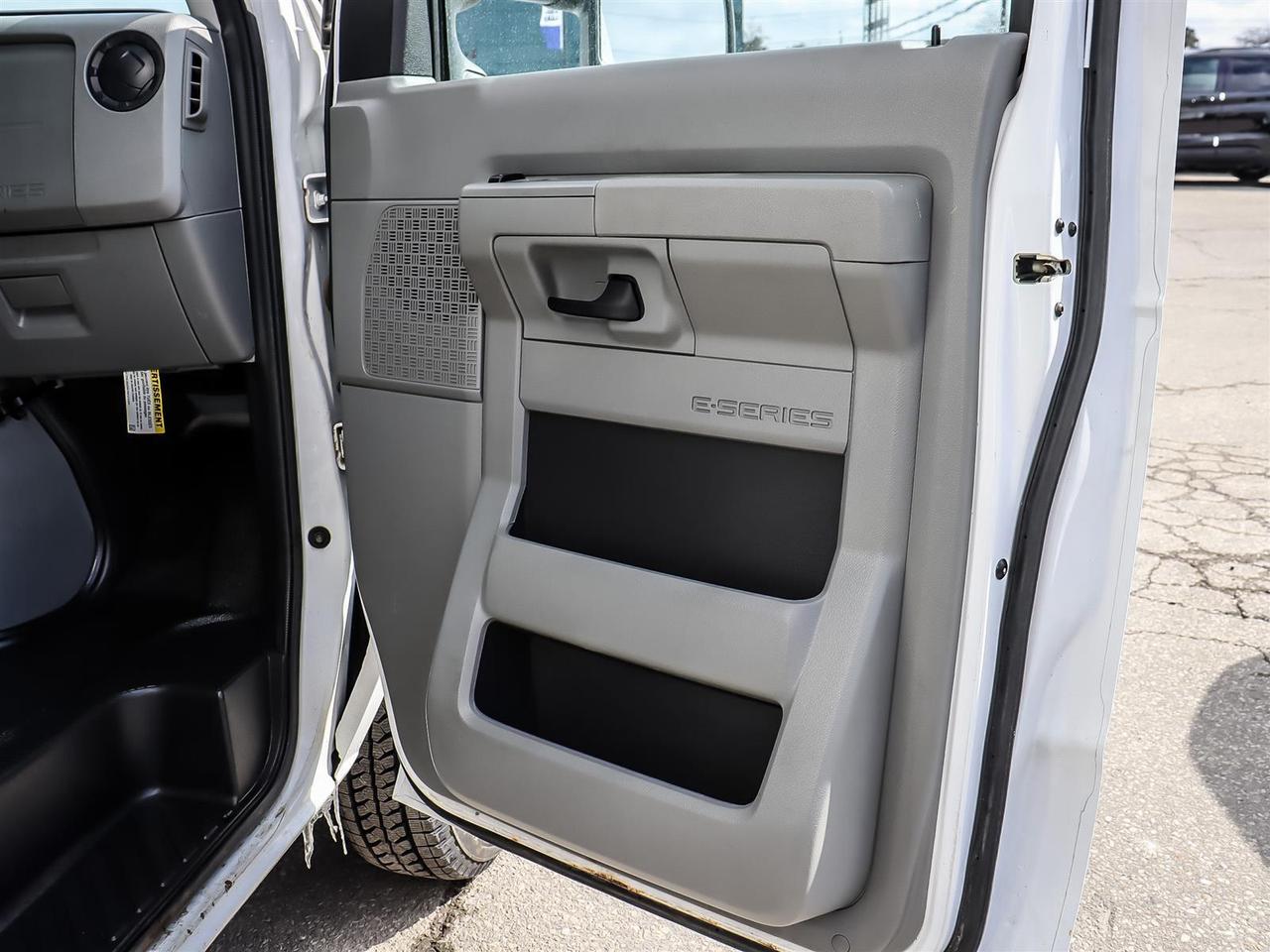 2021 Ford E450 Cutaway Power Lift Gate | 16' Cube Van | Low KM | Photo