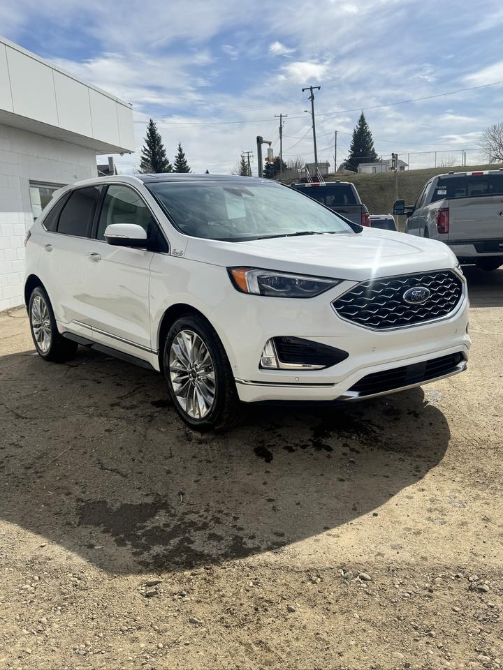 2022 Ford Edge Titanium Photo1