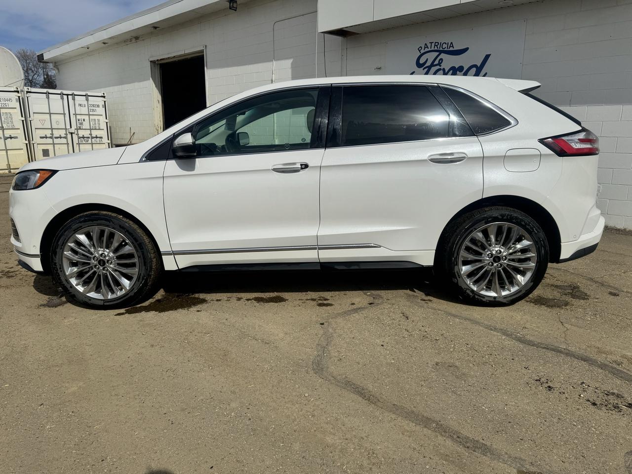 2022 Ford Edge Titanium Photo4