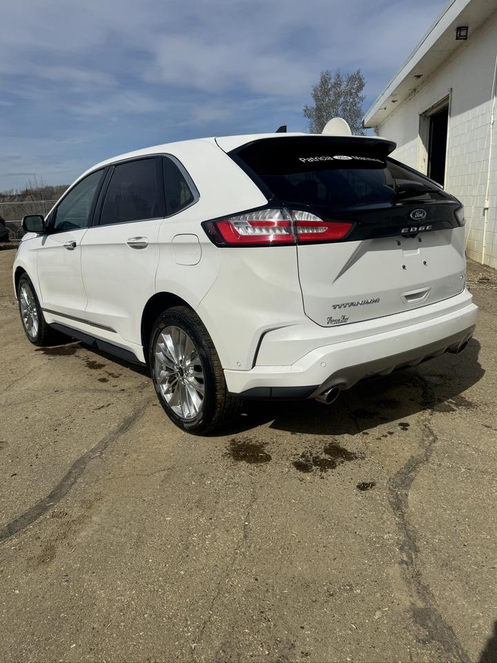 2022 Ford Edge Titanium Photo2