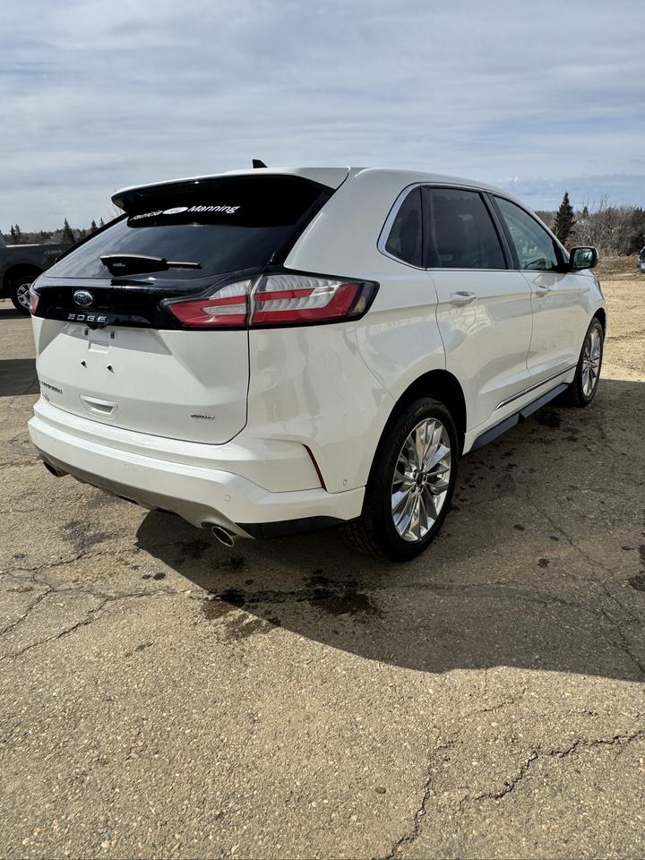 2022 Ford Edge Titanium Photo3