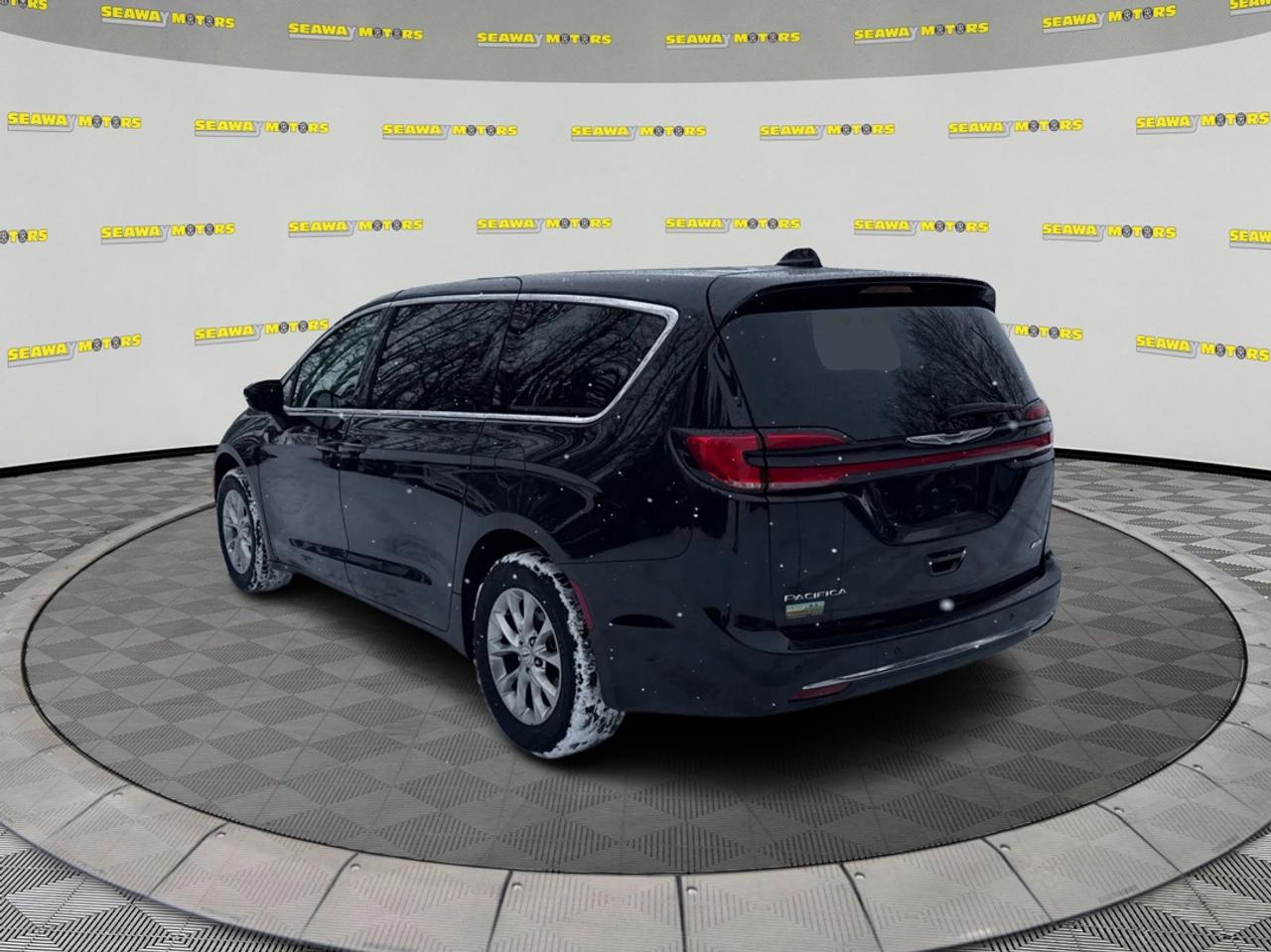 2023 Chrysler Pacifica Touring L Photo4