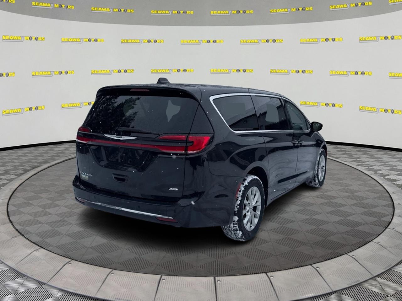2023 Chrysler Pacifica Touring L Photo2