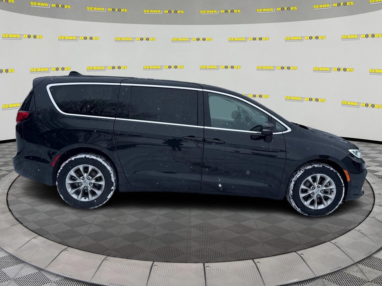 2023 Chrysler Pacifica Touring L Photo