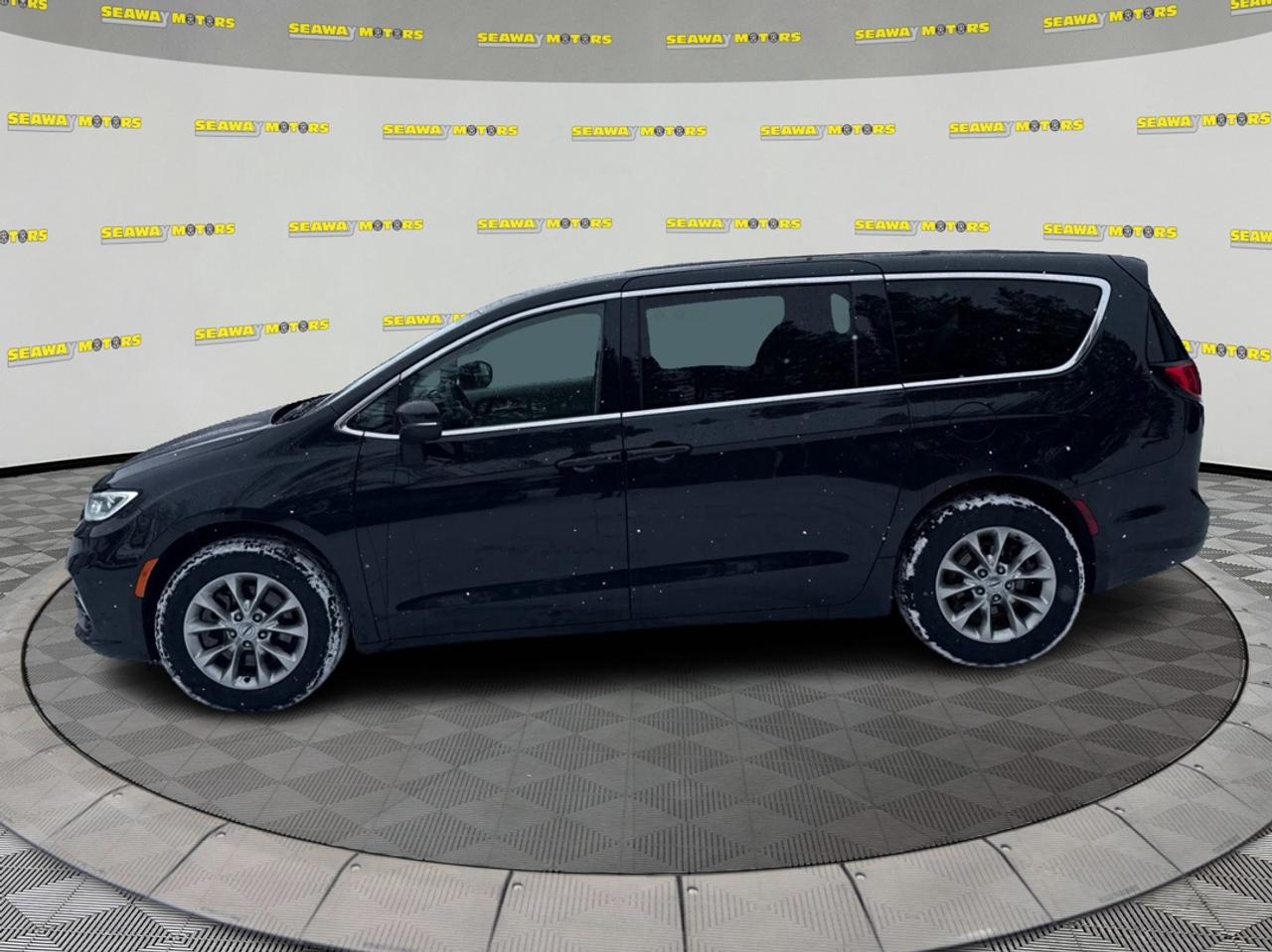 2023 Chrysler Pacifica Touring L Photo