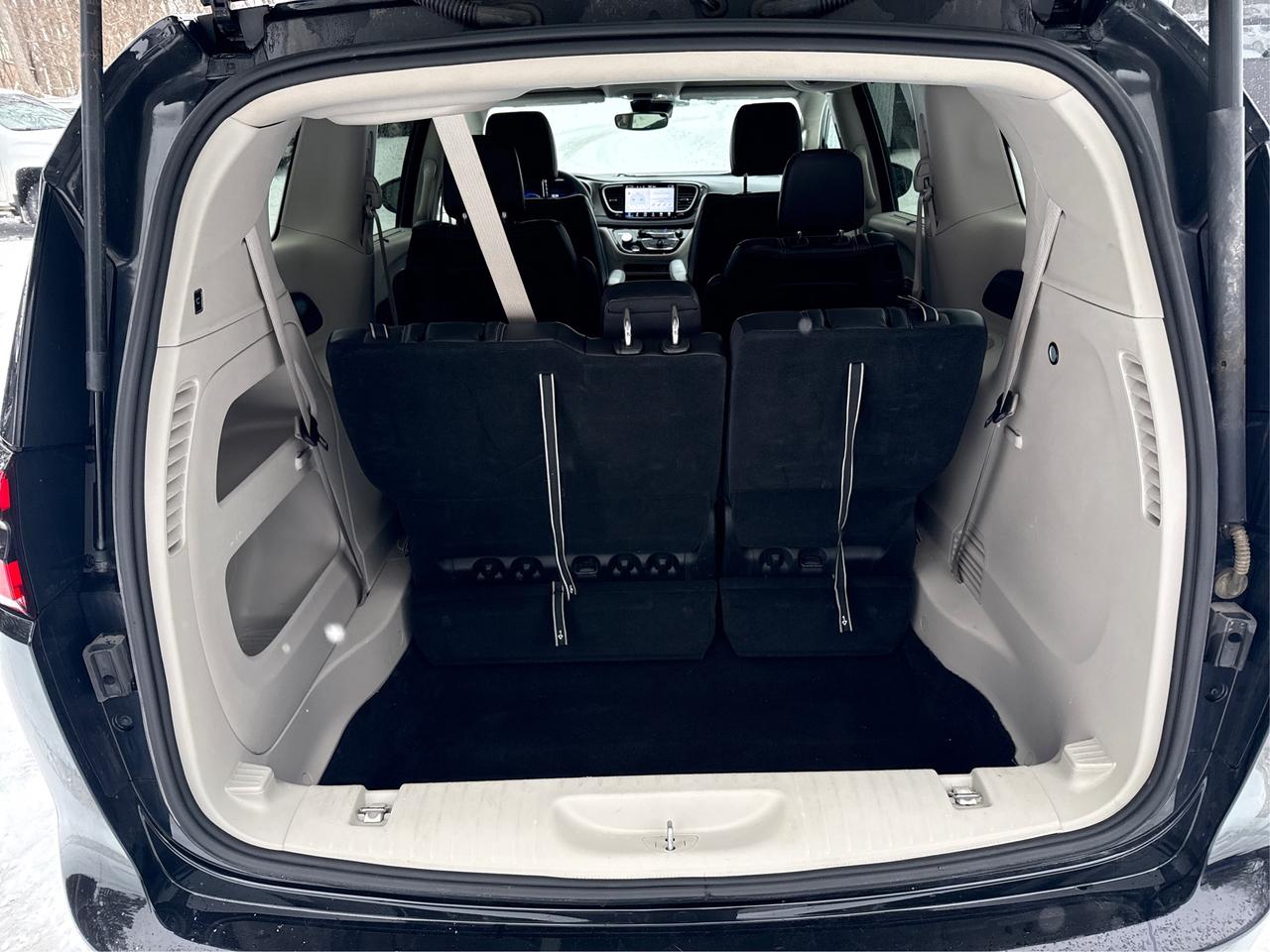 2023 Chrysler Pacifica Touring L Photo