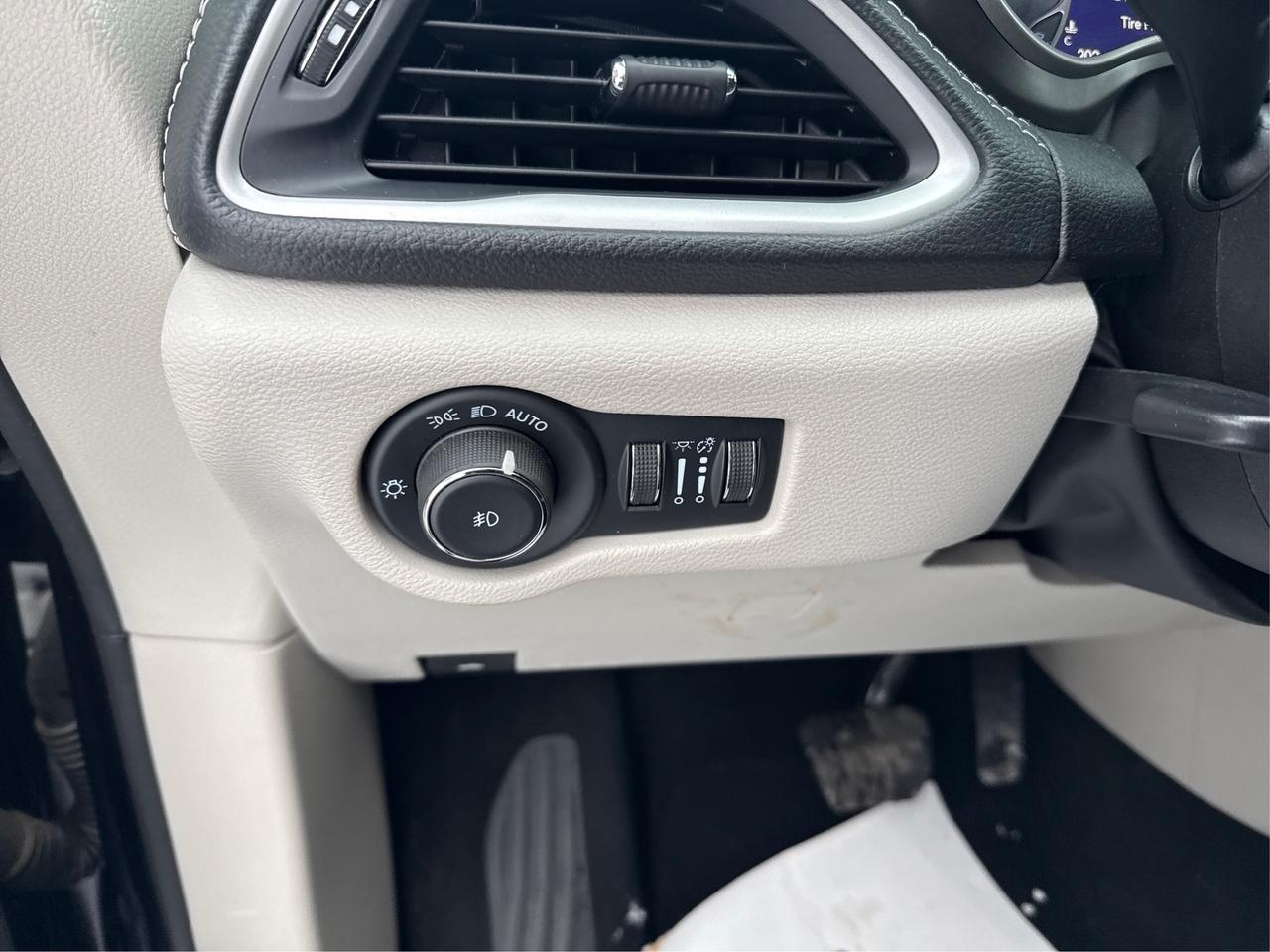 2023 Chrysler Pacifica Touring L Photo