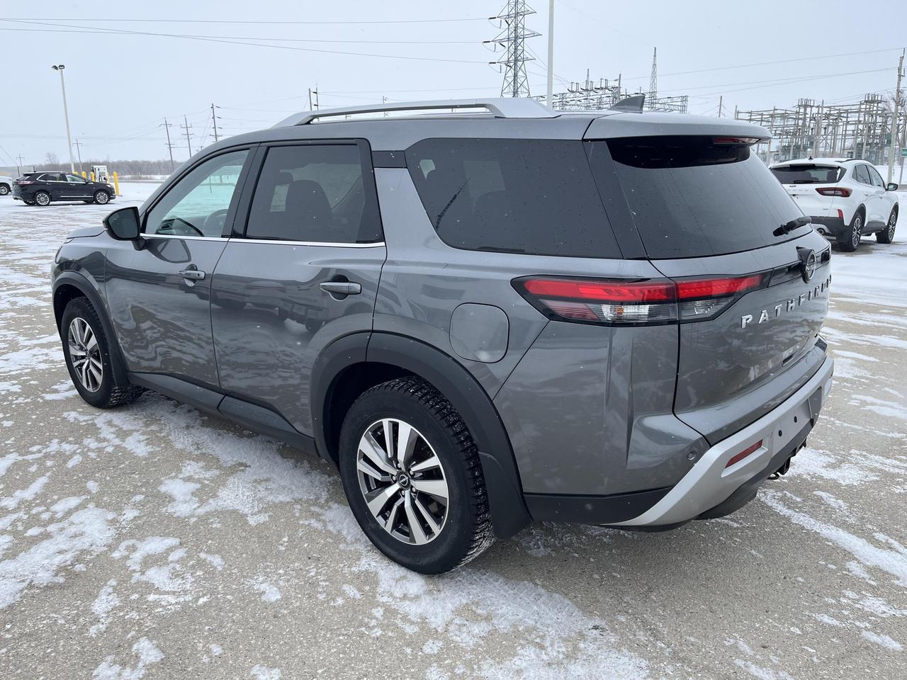 2022 Nissan Pathfinder SL 4WD Photo3