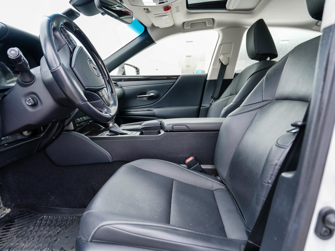 2019 Lexus ES ES 300h | HYBRID | SUNROOF | NAVIGATION Photo