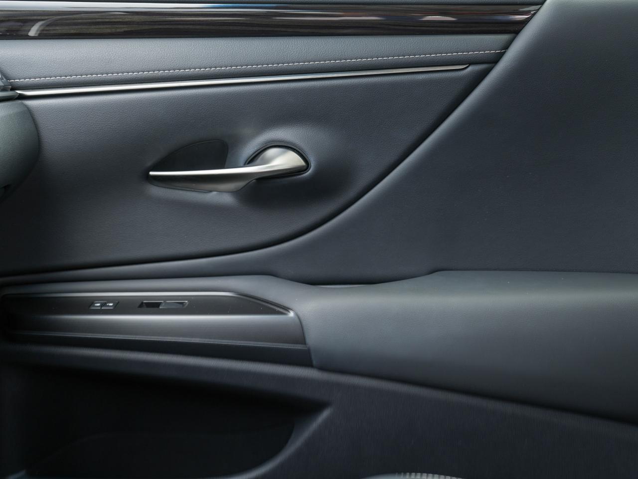 2019 Lexus ES ES 300h | HYBRID | SUNROOF | NAVIGATION Photo