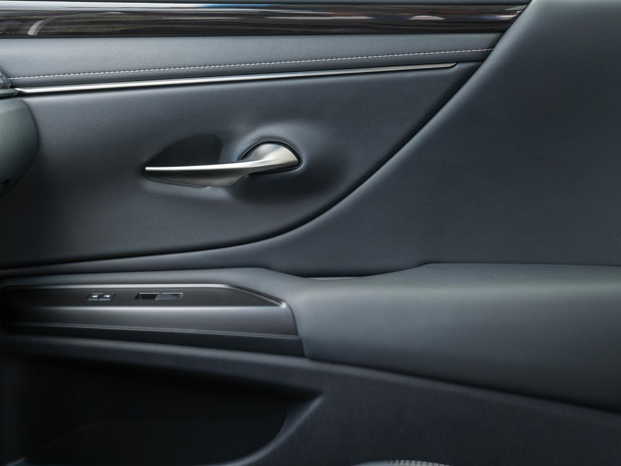 2019 Lexus ES ES 300h | HYBRID | SUNROOF | NAVIGATION Photo