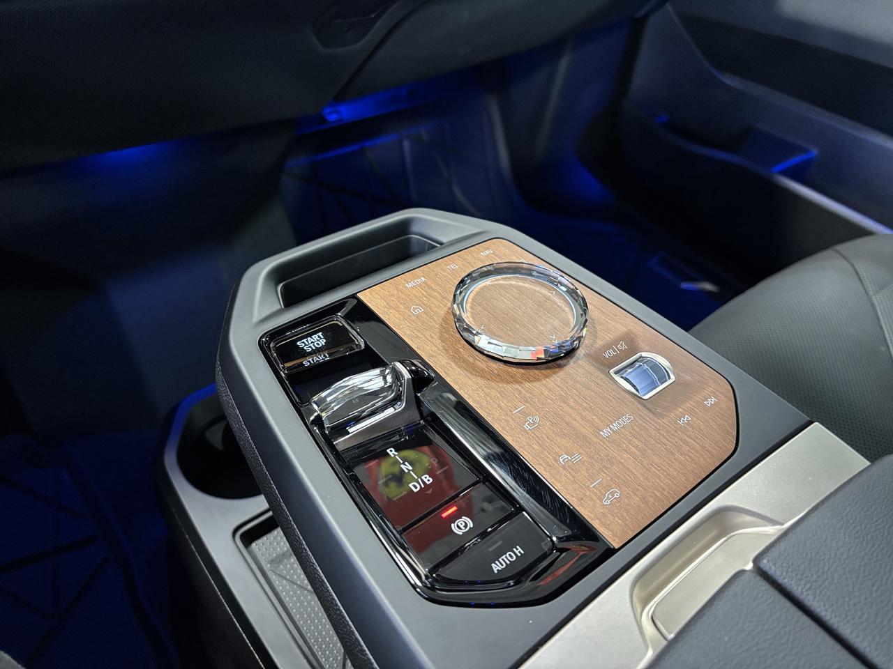 2024 BMW iX M60 xDrive|NAV|HUD|ELECTROCHROMICROOF|CRYSTALGLASS Photo