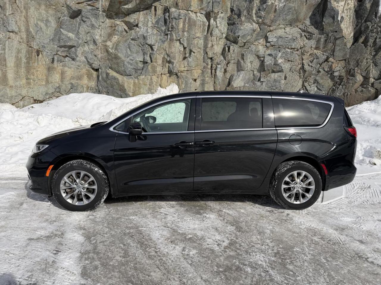 2023 Chrysler Pacifica TOURING L AWD Photo