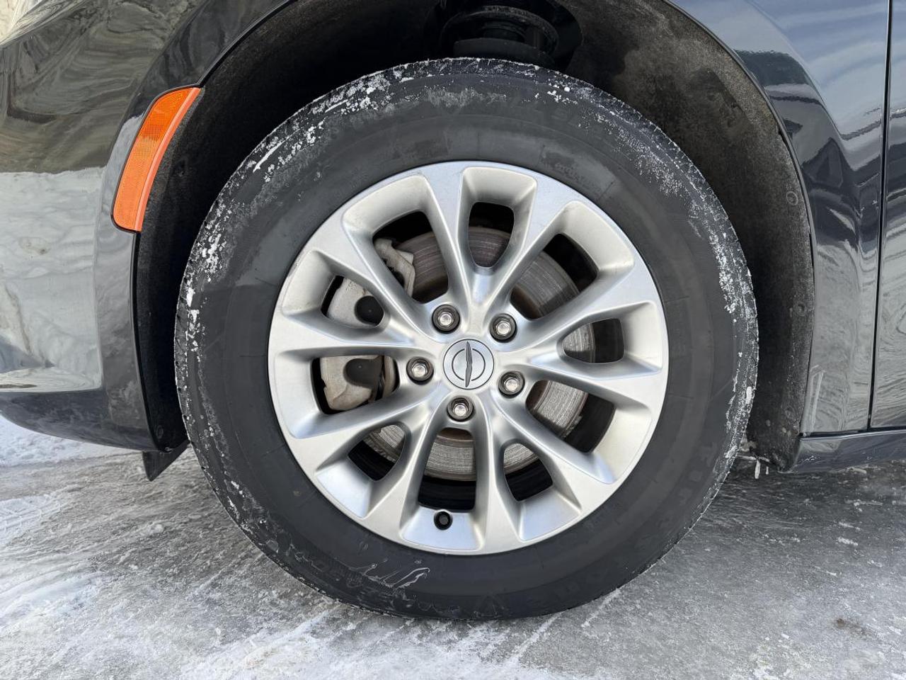 2023 Chrysler Pacifica TOURING L AWD Photo