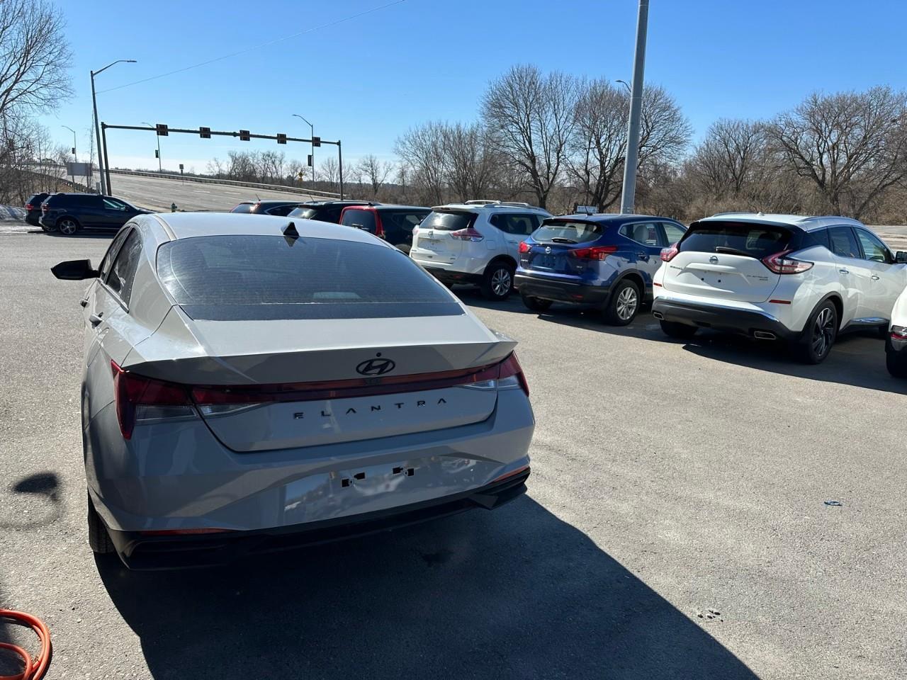 2021 Hyundai Elantra Preferred w/Sun & Tech pkg Photo3