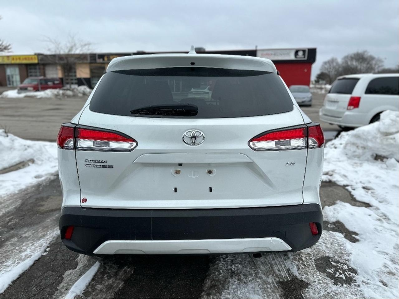 2023 Toyota Corolla Cross LE FWD Photo4