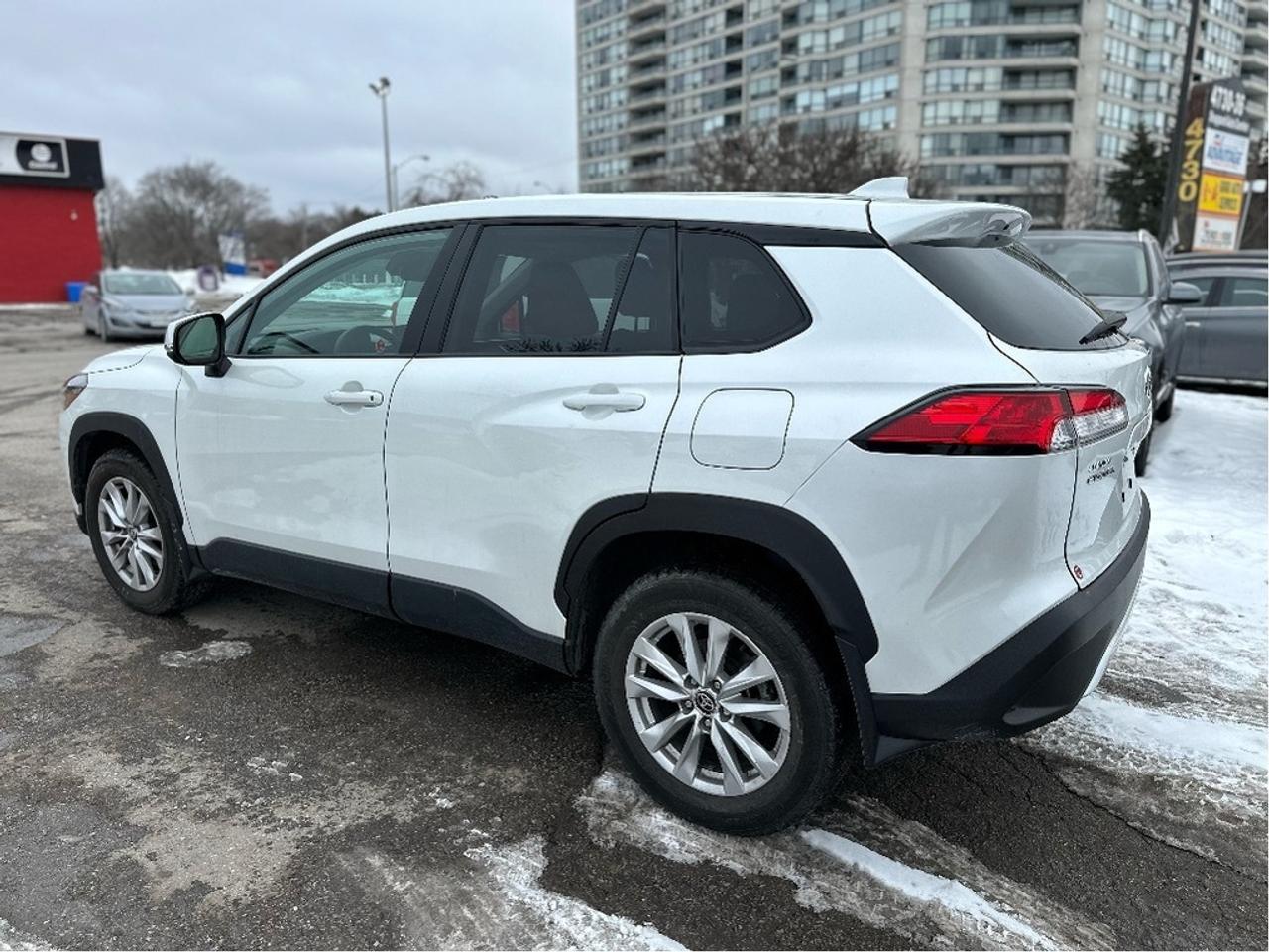 2023 Toyota Corolla Cross LE FWD Photo3