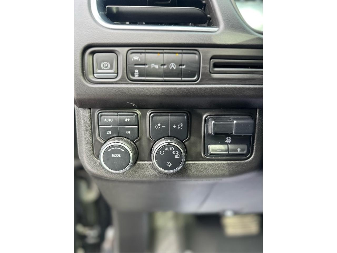 2023 Chevrolet Suburban RST Photo