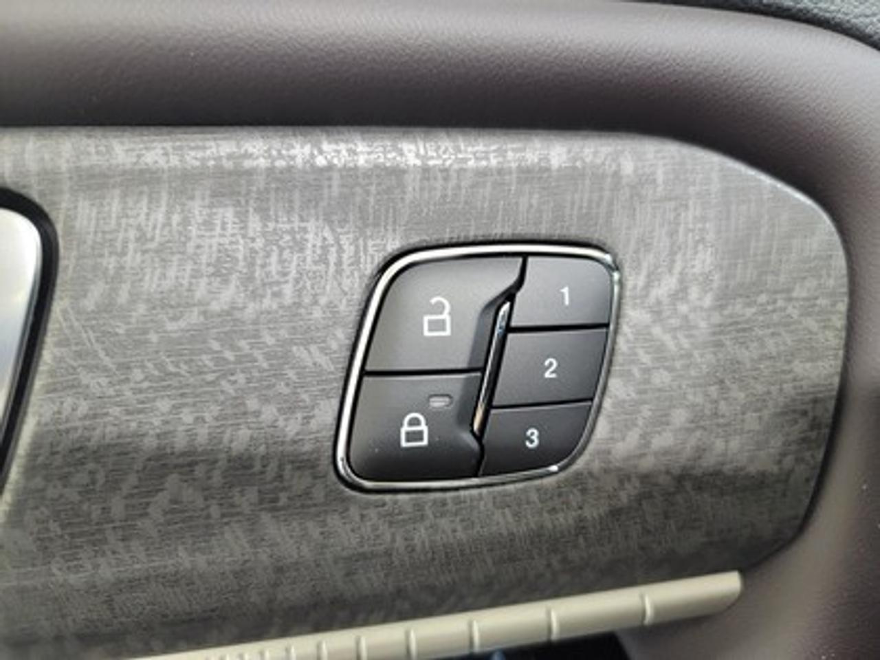 13660133