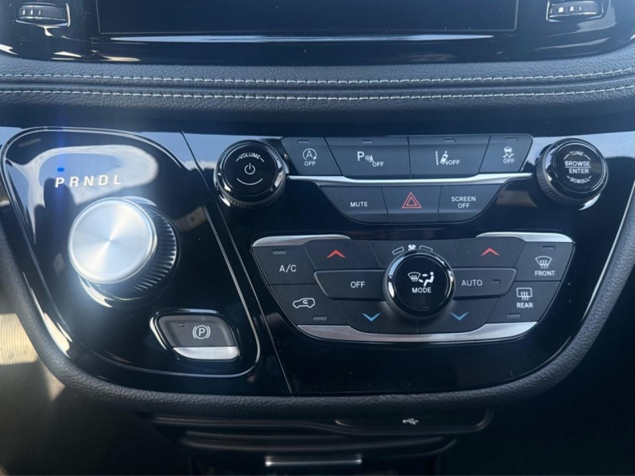 2026 Chrysler Pacifica Select AWD Photo