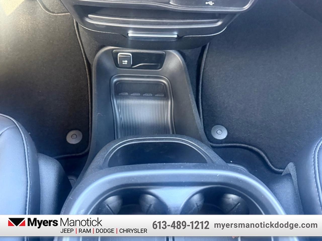 2026 Chrysler Pacifica Select AWD Photo