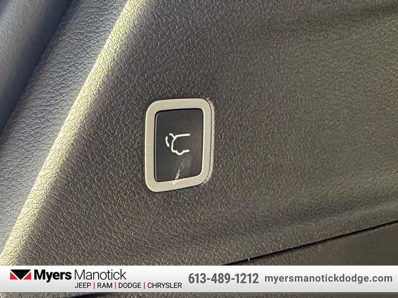2026 Chrysler Pacifica Select AWD Photo