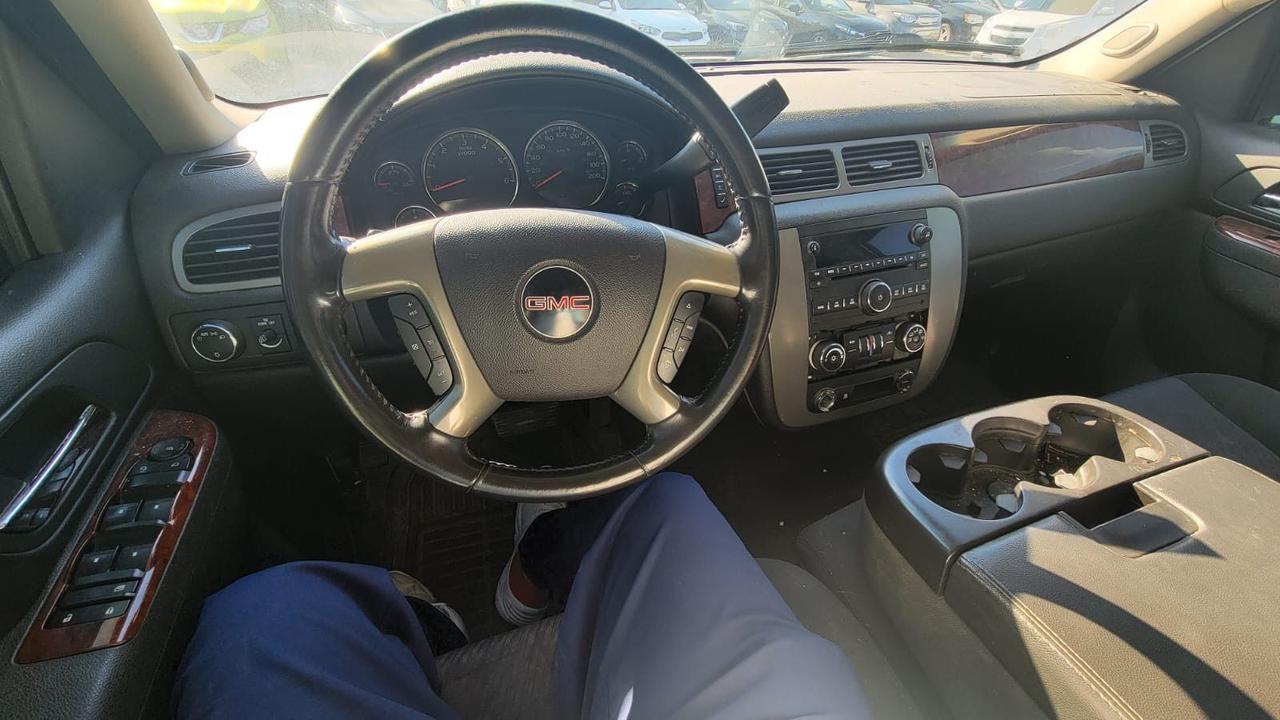 2011 GMC Yukon SLE Photo