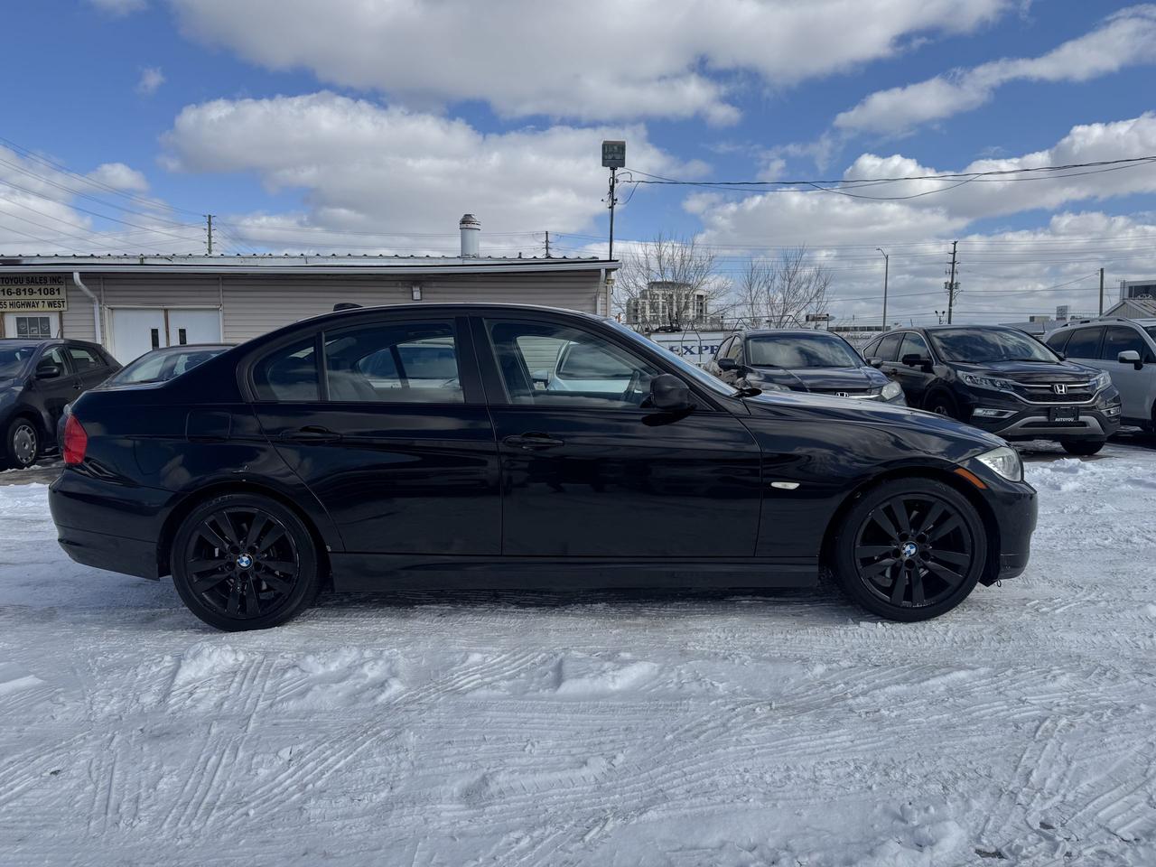 2011 BMW 3 Series 323i Photo