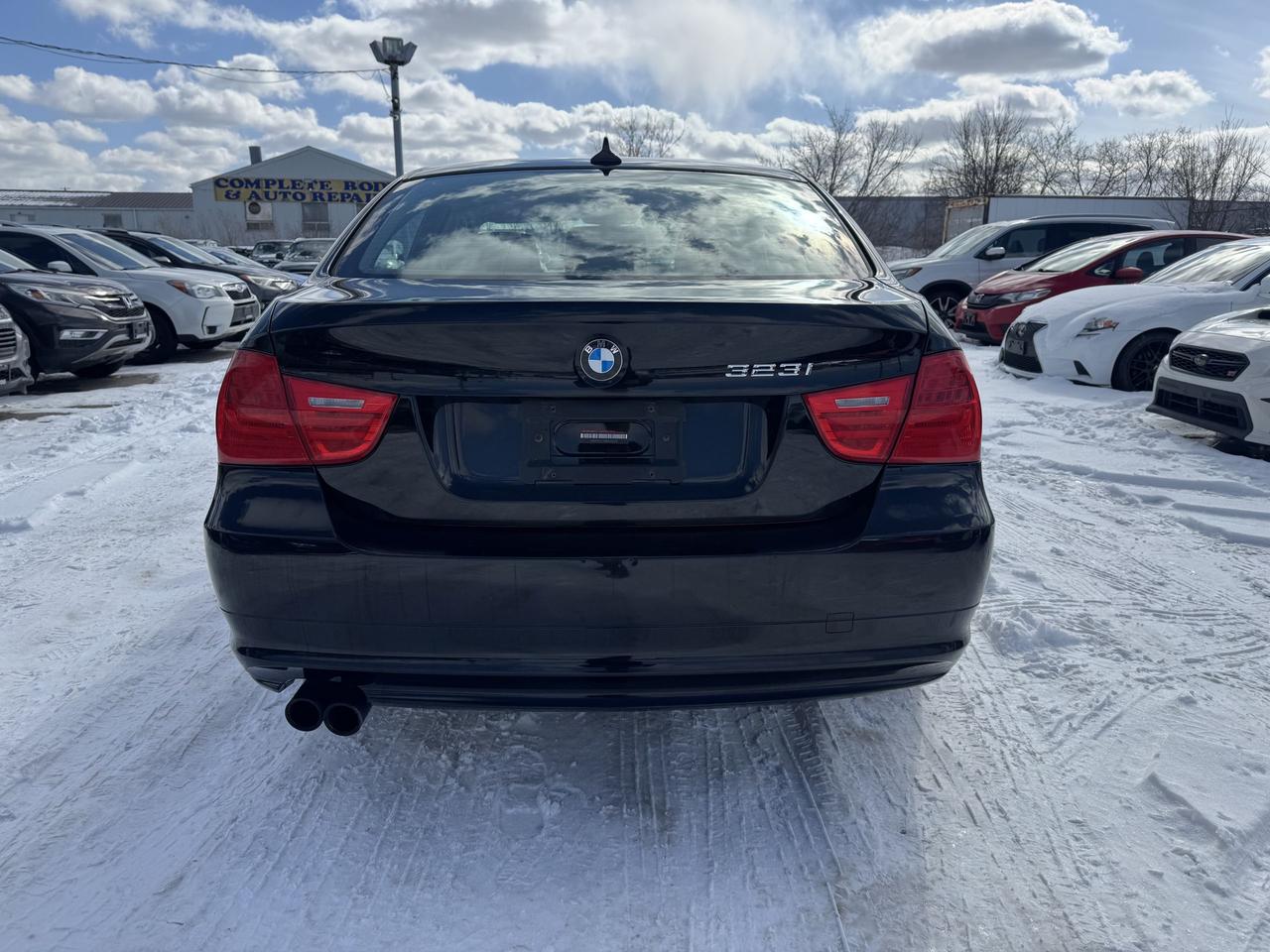 2011 BMW 3 Series 323i Photo