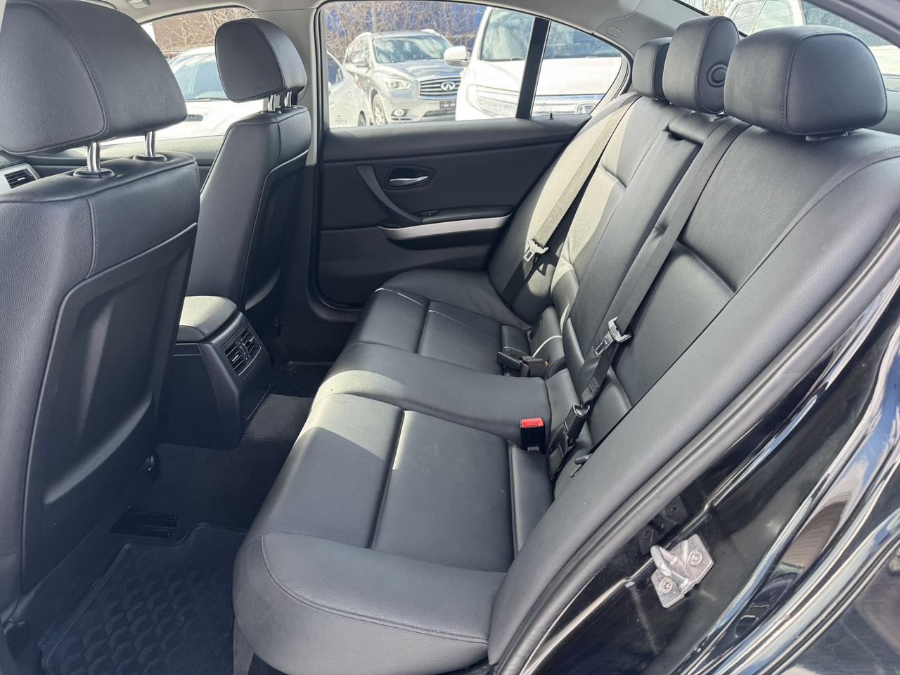 2011 BMW 3 Series 323i Photo