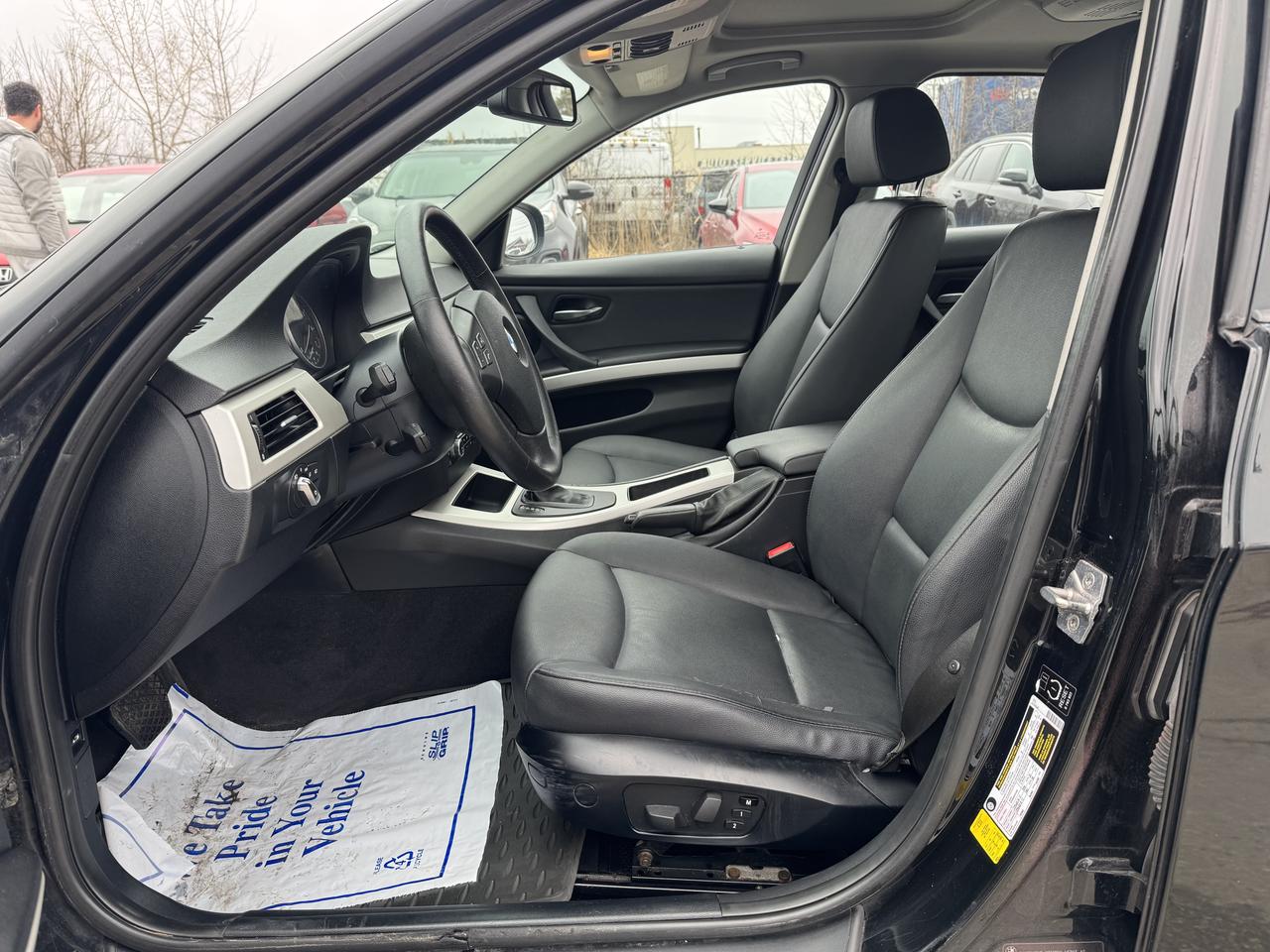 2011 BMW 3 Series 323i Photo