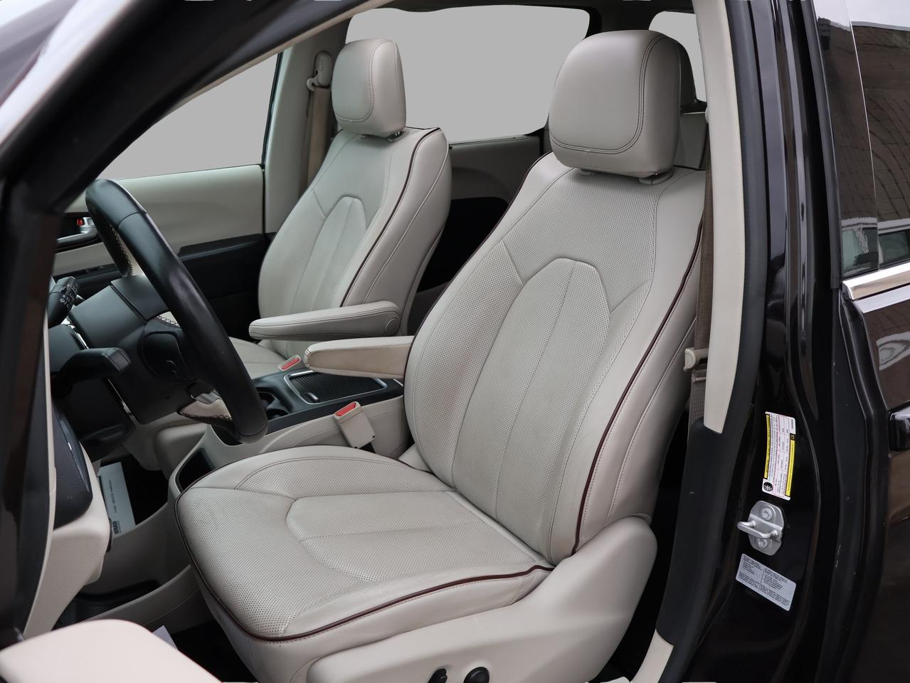 2017 Chrysler Pacifica LIMITED CERTIFIED *CHRYSLER MAINTAIN* CAMERA NAV BLUETOOTH LEATHER HEATED SEATS SPNO ROOF CRUISE ALLOYS Photo