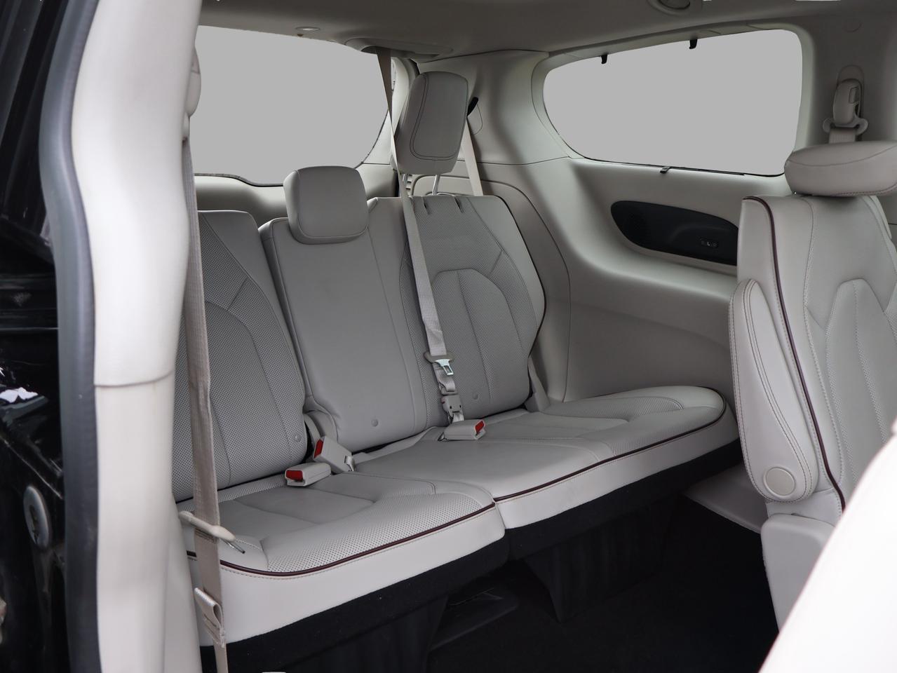 2017 Chrysler Pacifica LIMITED CERTIFIED *CHRYSLER MAINTAIN* CAMERA NAV BLUETOOTH LEATHER HEATED SEATS SPNO ROOF CRUISE ALLOYS Photo