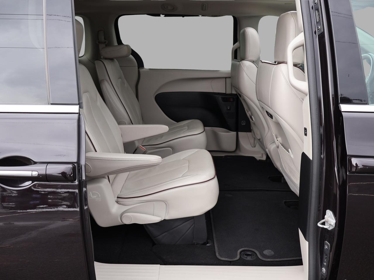 2017 Chrysler Pacifica LIMITED CERTIFIED *CHRYSLER MAINTAIN* CAMERA NAV BLUETOOTH LEATHER HEATED SEATS SPNO ROOF CRUISE ALLOYS Photo