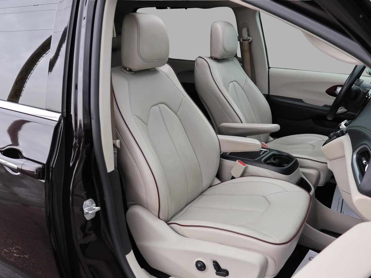 2017 Chrysler Pacifica LIMITED CERTIFIED *CHRYSLER MAINTAIN* CAMERA NAV BLUETOOTH LEATHER HEATED SEATS SPNO ROOF CRUISE ALLOYS Photo