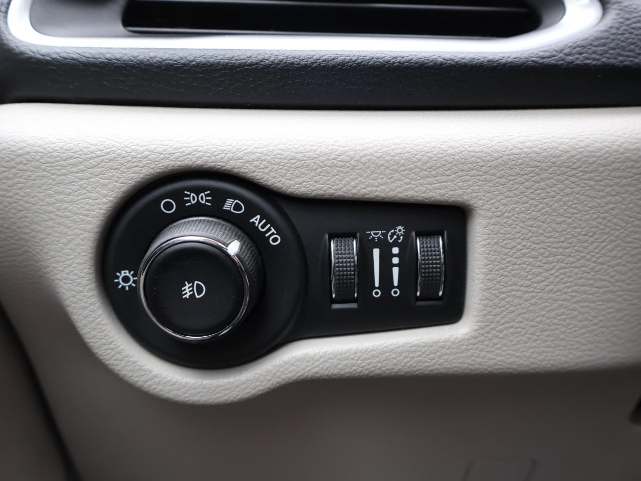 2017 Chrysler Pacifica LIMITED CERTIFIED *CHRYSLER MAINTAIN* CAMERA NAV BLUETOOTH LEATHER HEATED SEATS SPNO ROOF CRUISE ALLOYS Photo