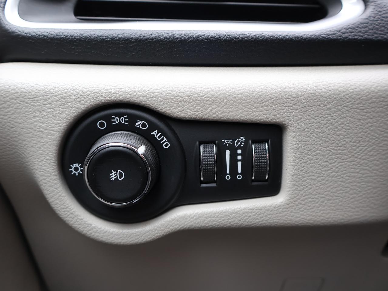 2017 Chrysler Pacifica LIMITED CERTIFIED *CHRYSLER MAINTAIN* CAMERA NAV BLUETOOTH LEATHER HEATED SEATS SPNO ROOF CRUISE ALLOYS Photo