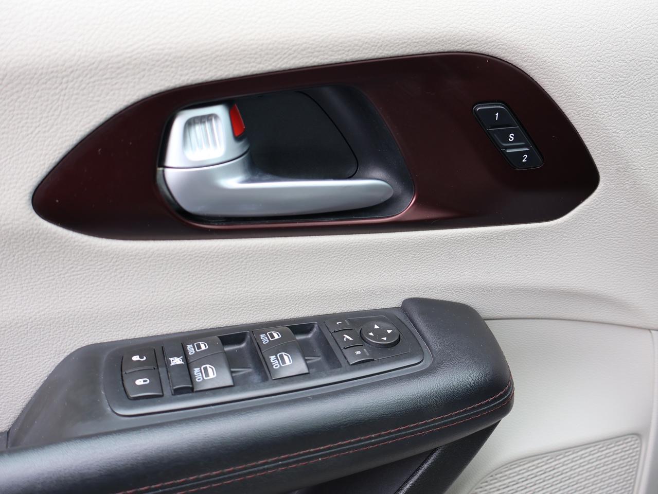 2017 Chrysler Pacifica LIMITED CERTIFIED *CHRYSLER MAINTAIN* CAMERA NAV BLUETOOTH LEATHER HEATED SEATS SPNO ROOF CRUISE ALLOYS Photo